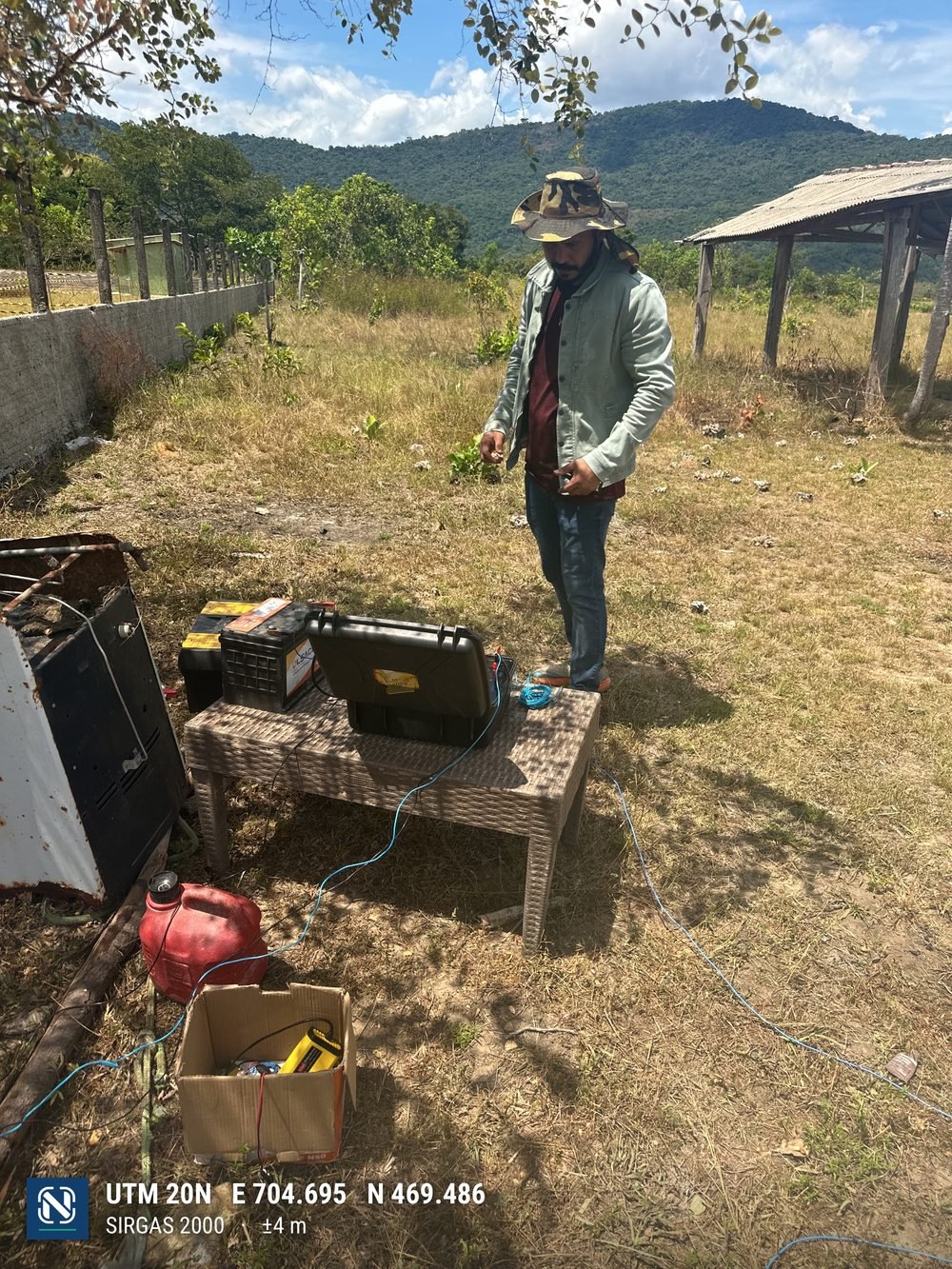 Técnico da Natural operando o eletrorresistivímetro em campo, com coordenadas UTM na foto