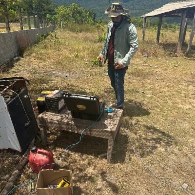 Técnico fazendo leitura de estudo geofísico em campo em Roraima
